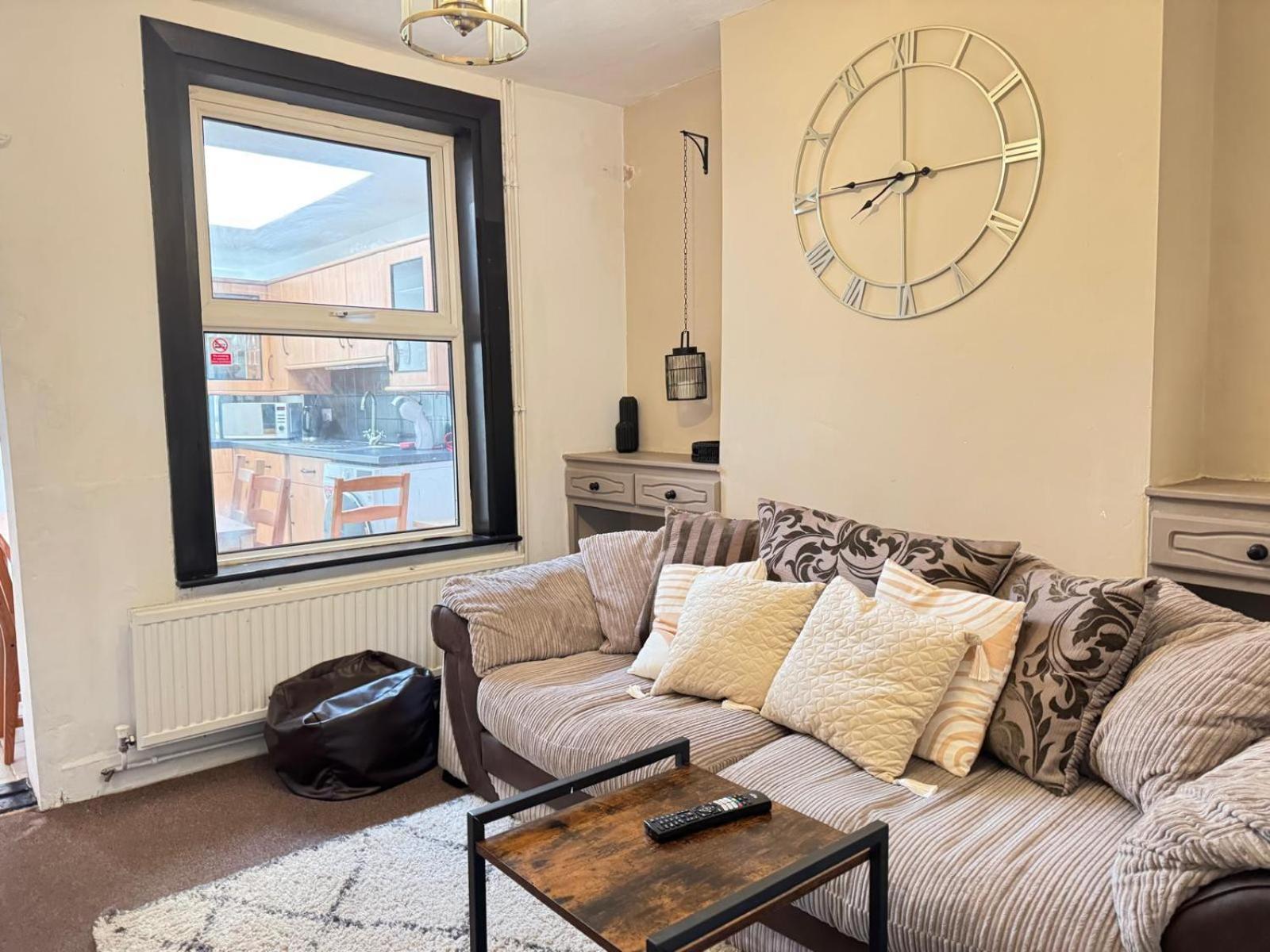 Lovely Dog Friendly, 3 Bed Home Sleeps 8, With Parking & Fenced Garden Work Contractor Leisure, Jasper Cambridge-i reptér Kültér fotó
